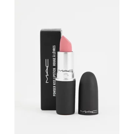 MAC Cosmetics Powder Kiss Lipstick est un rouge à lèvres mat hydratant révolutionnaire, pensé pour offrir un effet flouté doux et velouté, tout en garantissant confort et légèreté tout au long de la journée. Conçu avec la technologie exclusive Moisture-Matte, ce rouge à lèvres associe la sophistication d’un fini mat à la douceur d’un soin hydratant, pour des lèvres lisses, souples et visiblement plus douces. Sa formule enrichie en agents émollients et poudres diffusantes offre un effet "blur" professionnel qui estompe les ridules, floute les contours et donne un aspect flouté aérien, comme une couleur déposée au doigt. Parfait pour les looks naturels ou sophistiqués, le Powder Kiss Lipstick dépose une couleur modulable, semi-transparente à intense, en un seul geste. Disponible dans une vaste gamme de teintes, des nudes discrets aux rouges profonds, en passant par des tons corail, prune et rosé, il s’adapte à toutes les carnations et envies du moment. Sa texture crémeuse fond instantanément sur les lèvres pour une tenue confortable jusqu’à 8 heures, sans sensation de sécheresse ni tiraillement. Testé dermatologiquement, non comédogène et cruelty-free, le MAC Powder Kiss est idéal pour celles et ceux qui recherchent un rouge à lèvres mat, moderne, flouté et ultra-confortable, sans compromis sur la couleur ou la tenue. Il peut être associé au Powder Kiss Liquid Lipcolour pour un effet longue tenue intensifié. Adoptez le Powder Kiss Lipstick pour une bouche douce, moderne et parfaitement maquillée, avec une finition mate nouvelle génération, signée MAC Cosmetics.