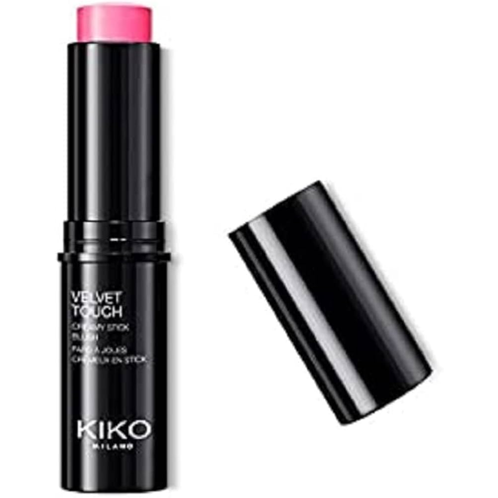 KIKO Milano Velvet Touch Creamy Stick Blush 04 est un blush en stick ultra‑pratique alliant texture crémeuse, pigmentation intense et fini velouté naturel. Issu de la gamme Velvet Touch de la célèbre marque italienne KIKO Milano, ce produit est conçu pour sculpter le teint, ajouter une touche de fraîcheur et sublimer instantanément le visage avec un éclat subtil et naturel. Un blush crémeux, facile à appliquer La teinte 04 propose une nuance chaude et lumineuse qui apporte une couleur saine et radieuse aux joues. Sa formule crémeuse glisse facilement sur la peau, se fond harmonieusement au teint et se travaille avec les doigts, un pinceau ou une éponge pour obtenir l’intensité désirée. Que vous recherchiez un effet délicat ou un look plus défini, ce blush stick s’adapte à tous les styles. Texture veloutée et confort toute la journée Le Velvet Touch Creamy Stick Blush se distingue par sa texture douce et veloutée, qui offre un confort optimal sans effet collant ou lourd. Une fois appliqué, il fond délicatement avec la peau pour un résultat uniforme et naturel. Le fini velouté assure une apparence fraîche et lumineuse, parfaite pour un maquillage quotidien comme pour un look plus sophistiqué. Grâce à sa formule modulable, il est facile d’ajuster la couvrance : une couche légère pour un teint naturellement rosé ou plusieurs couches pour un effet plus affirmé. Sa texture crémeuse permet également de travailler le produit sans créer de démarcations visibles. Format stick pratique pour une application rapide L’un des principaux atouts de ce blush est son format stick nomade, idéal pour une application rapide en déplacement. Facile à glisser dans une trousse de maquillage ou un sac à main, il devient un allié parfait pour des retouches express tout au long de la journée. Son design ergonomique permet une application directe sur les pommettes sans nécessiter d’outil supplémentaire. Conseils d’utilisation pour un effet parfait Pour un maquillage frais et harmonieux : Appliquez le blush directement sur les pommettes ou au niveau du haut des joues. Estompez délicatement vers les tempes à l’aide d’une éponge, d’un pinceau ou du bout des doigts. Pour un effet plus intense, ajoutez une légère seconde couche en fonction de la pigmentation souhaitée. Ce geste simple permet de créer un teint frais, sculpté et parfaitement lumineux. Un indispensable dans toute trousse beauté Le KIKO Milano Velvet Touch Creamy Stick Blush 04 est un must‑have pour celles et ceux qui souhaitent un blush facile à appliquer, confortable et modulable, capable de sublimer le teint avec une touche de couleur naturelle. Sa texture crémeuse, son fini velouté et son format pratique font de ce blush un produit incontournable de votre routine maquillage. ✨ Idéal pour un look quotidien frais ou pour ajouter une touche de couleur sophistiquée à votre maquillage de soirée.