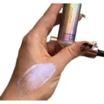 Revolution Liquid Highlighter Unicorn Elixir Le Makeup Revolution Liquid Highlighter Unicorn Elixir est un illuminateur liquide unique qui apporte une touche de lumière magique et iridescente à votre maquillage. Conçu par la marque Revolution Beauty, ce highlighter se distingue par sa texture fluide et scintillante, parfaite pour celles et ceux qui souhaitent obtenir un teint lumineux, moderne et éclatant. La teinte Unicorn Elixir se caractérise par un fini holographique aux reflets lilas et argentés, créant un éclat subtil et ludique sur la peau. Contrairement aux highlighters liquides traditionnels, ce produit offre des nuances irisées qui captent la lumière de façon multidimensionnelle pour un effet merveilleux et très tendance. La formule liquide ultra‑légère permet de l’appliquer facilement à l’aide de son applicateur pipette ou au doigt, sur les points hauts du visage : pommettes, arcade sourcilière, arête du nez ou arc de cupidon. Il peut être utilisé seul ou mélangé à votre fond de teint ou crème hydratante pour un effet glow subtil et naturel sur tout le visage. Grâce à sa texture fluide, ce highlighter liquide se diffuse parfaitement et ne laisse pas un fini lourd ou collant. Il offre un éclat doux et scintillant qui peut être modulé : appliquez une petite quantité pour une lumière délicate ou superposez plusieurs couches pour un résultat plus prononcé et spectaculaire, idéal pour les maquillages de soirée ou les occasions spéciales. Ce Liquid Highlighter Unicorn Elixir convient à tous les types de peau et peut être intégré facilement dans votre routine maquillage quotidienne ou festive. Pour un look encore plus lumineux, vous pouvez aussi l’ajouter à vos produits corporels (comme une lotion ou crème ) afin d’illuminer votre décolleté ou vos épaules ✨. Un autre point fort de ce produit est sa formulation vegan et cruelty‑free, ce qui signifie qu’il ne contient pas d’ingrédients d’origine animale et n’a pas été testé sur les animaux, faisant de lui un choix responsable pour les amateurs de maquillage moderne et éthique. En résumé, le Makeup Revolution Liquid Highlighter Unicorn Elixir est l’option parfaite pour celles et ceux qui souhaitent ajouter une lueur féerique, scintillante et originale à leur visage. Que vous soyez adepte d’un glow subtil ou que vous aimiez les maquillages audacieux, il saura s’adapter à tous les styles et personnaliser votre look avec éclat. ✨