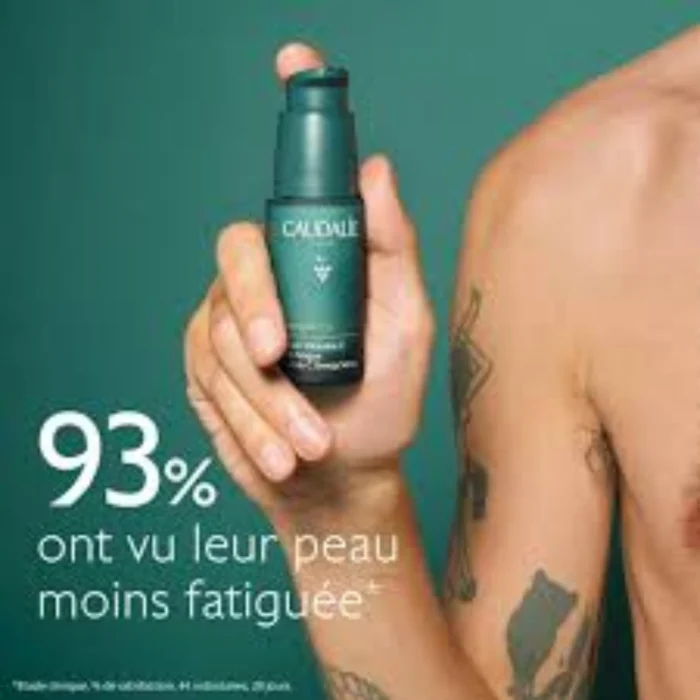 Caudalie Vinergetic C+ Sérum Vitamine C Anti-Fatigue – Éclat et Énergie pour la Peau Le Caudalie Vinergetic C+ Sérum Vitamine C Anti-Fatigue est un soin visage conçu pour réveiller l’éclat de la peau, lisser les traits et réduire les signes de fatigue. Enrichi en vitamine C stabilisée, ce sérum agit comme un véritable booster d’énergie pour le teint, laissant la peau plus lumineuse, plus fraîche et visiblement revitalisée. Grâce à sa formule riche en antioxydants, ce sérum aide à protéger la peau contre les agressions extérieures telles que la pollution et le stress, responsables du teint terne et du vieillissement prématuré. Il stimule l’éclat naturel de la peau et améliore son apparence globale dès les premières utilisations. Le Caudalie Vinergetic C+ Sérum Anti-Fatigue est particulièrement recommandé pour les peaux fatiguées, ternes ou stressées. Il agit efficacement pour réduire les signes visibles de fatigue, tels que le manque d’éclat, les traits tirés et les irrégularités du teint. La peau paraît plus reposée et plus lumineuse, comme revitalisée. Sa texture légère et fluide pénètre rapidement dans la peau sans laisser de film gras, offrant un confort optimal au quotidien. Elle permet une application facile et prépare parfaitement la peau à recevoir les soins suivants, comme la crème hydratante ou la protection solaire. Ce sérum peut être utilisé matin et soir sur une peau propre, avant votre crème habituelle. Il s’intègre parfaitement dans une routine skincare visant à améliorer l’éclat et la vitalité de la peau. Le Caudalie Vinergetic C+ Sérum Vitamine C Anti-Fatigue est également apprécié pour sa composition respectueuse de la peau, offrant efficacité et douceur. Adoptez le Caudalie Vinergetic C+ Sérum Anti-Fatigue pour une peau lumineuse, énergisée et visiblement plus saine. Grâce à sa vitamine C, son action antioxydante et son effet bonne mine immédiat, il devient un indispensable pour lutter contre la fatigue et retrouver un teint éclatant.